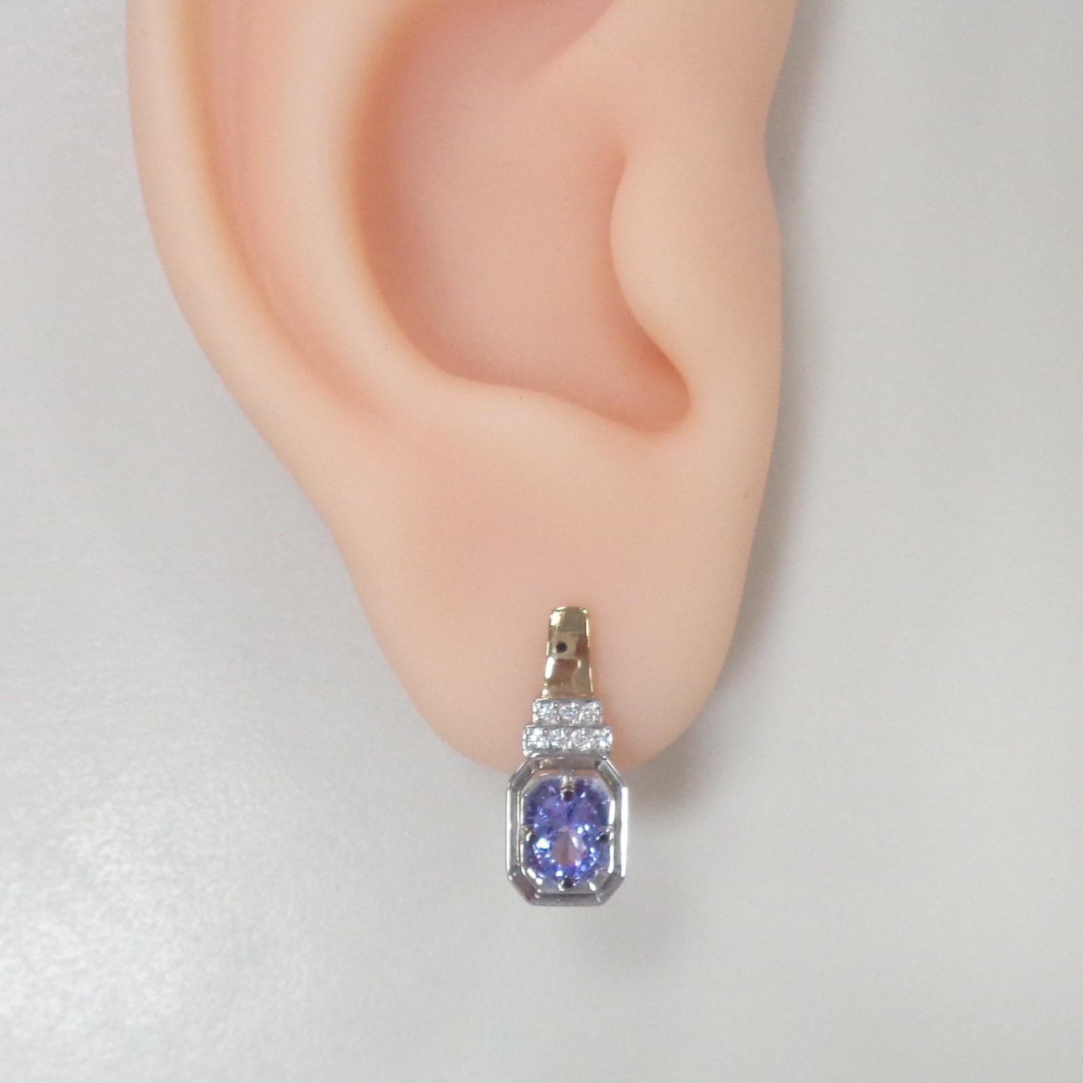 Золотые серьги 585 пробы; родий (бел.,черн.); вставки 14 Бр.Кр-57 3/6А 0,065; 2 Танзанит;